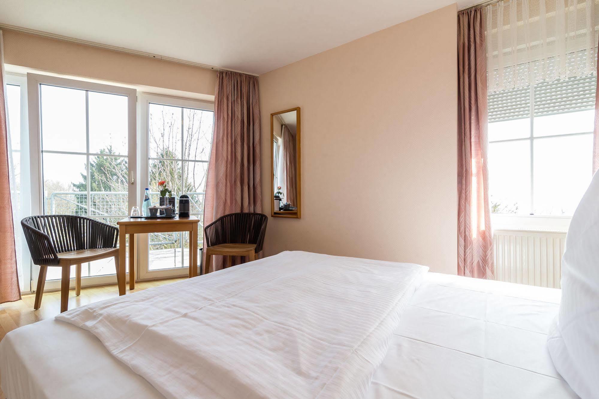 Hotel Schoene Aussicht Франкфурт на Майн Екстериор снимка